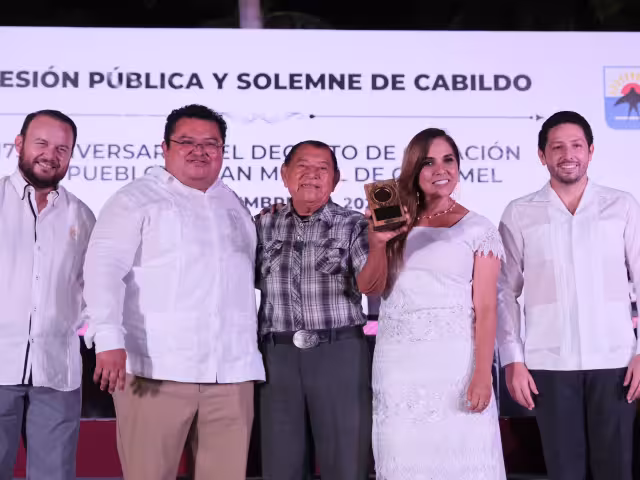 Mara Lezama asiste a conmemoración por la fundación de San Miguel de Cozumel.