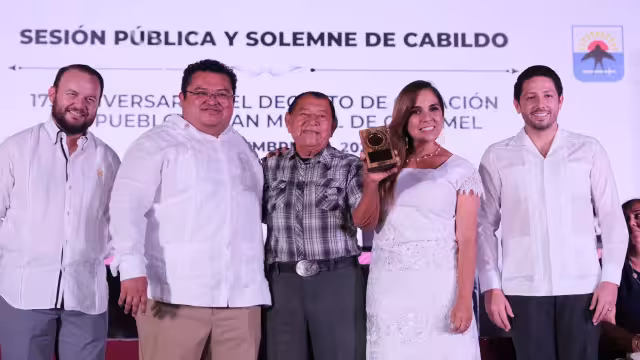 Mara Lezama asiste a conmemoración por la fundación de San Miguel de Cozumel.