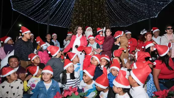 Realizan encendido de árbol navideño en zona hotelera de Cancún. Realizan encendido de árbol navideño en zona hotelera de Cancún.