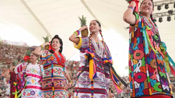 El Baile de la Flor de Piña es uno de los más emblemáticos de la Guelaguetza. El Baile de la Flor de Piña es uno de los más emblemáticos de la Guelaguetza.