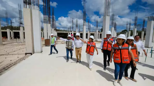 La Gobernadora hizo un recorrido por la construcción del hospital.
