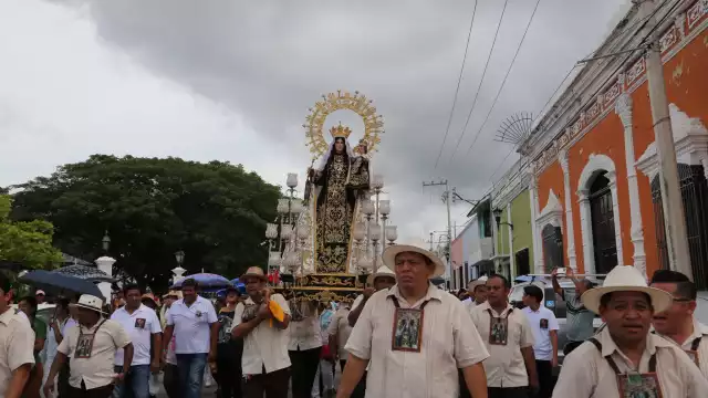 La procesión partió de la parroquia de San Francisco de Asís y tomó la calle 10 con rumbo al Centro Histórico, entre muestras de enorme devoción popular