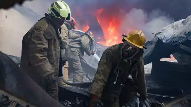 Los bomberos se enfrentaron a un gran incendio, que lograron contener.