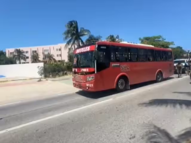 Un camión de la ruta 2 de la Zona Hotelera en Cancún fue el escenario de un enfrentamiento a balazos 