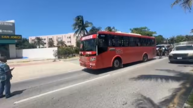 Un camión de la ruta 2 de la Zona Hotelera en Cancún fue el escenario de un enfrentamiento a balazos 