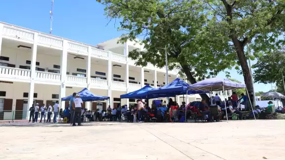 Con toldos, sillas y varios carteles los docentes se reunieron para protestar