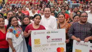 Encabeza Joaquín Díaz Mena la entrega de tarjetas Elvia Carrillo Puerto en Ticul 