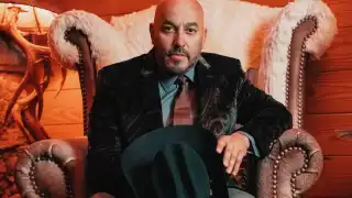 Lupillo Rivera regala dinero y botana durante su concierto en el Palenque de Xmatkuil 