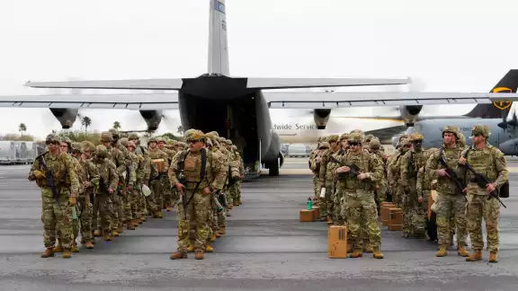 Gobernador de Texas moviliza a soldados para prevenir entrada de migrantes a Estados Unidos