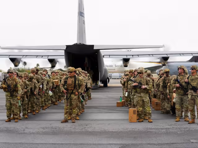 Gobernador de Texas moviliza a soldados para prevenir entrada de migrantes a Estados Unidos