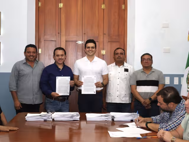 Concluye toma de protesta de Erik Rihani González