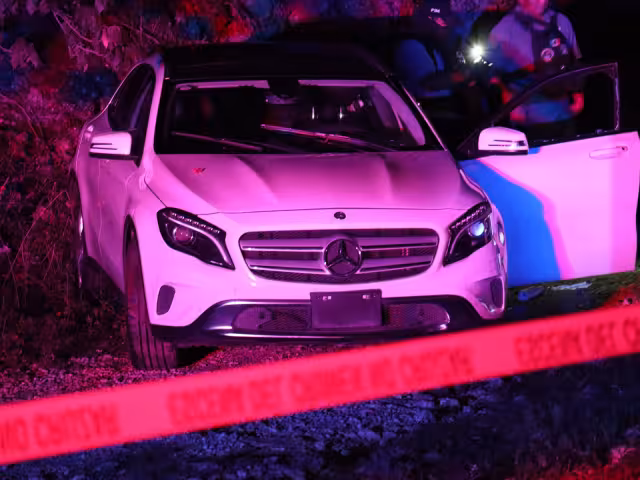 Cuerpo sin vida es abandonado dentro de auto de lujo sobre la México-Acapulco