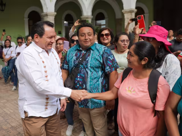Joaquín Díaz Mena recibió a un grupo de maestra y maestros en Palacio de Gobierno