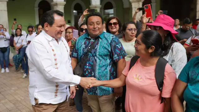 Joaquín Díaz Mena recibió a un grupo de maestra y maestros en Palacio de Gobierno