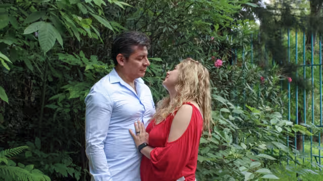 Exalumnos se comprometen en la misma escuela donde se vieron por primera vez