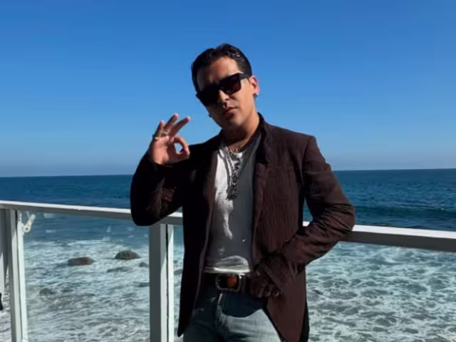 Redes señalan a Christian Nodal de coquetear a fan en concierto.