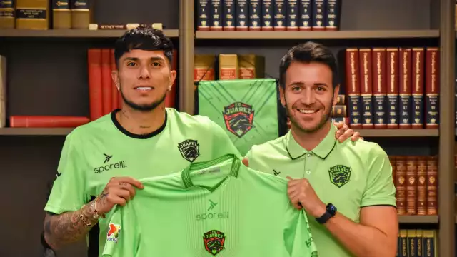 Carlos Salcedo posando con la camiseta de FC Juárez tras anunciarse su regreso al club para la temporada 2024.