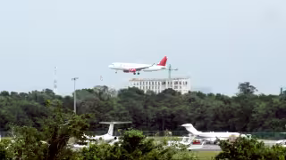Algunas aeronaves que estaban en el aire fueron canalizadas a otros aeropuertos. La situación obligó al paro temporal de salidas, como parte del protocolo.