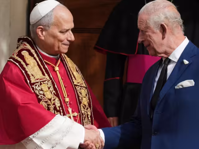 Antes de la oración, el Papa León XIV  y los reyes británicos sostuvieron una reunión privada de 45 minutos en la Biblioteca Apostólica