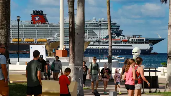 Durante el primer trimestre de 2025, la isla reportó la llegada de 448 hoteles flotantes, embarcaciones que transportaron a un millón 502 mil 727 turistas Durante el primer trimestre de 2025, la isla reportó la llegada de 448 hoteles flotantes, embarcaciones que transportaron a un millón 502 mil 727 turistas