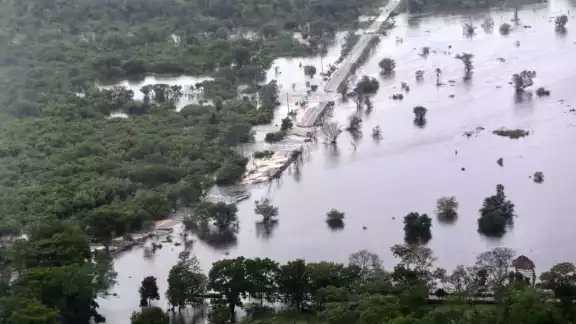 Las condiciones de las carreteras que comunican a varias comunidades hacen casi imposible el cruce seguro de vehículos pequeños, incluso de camiones abastecedores Las condiciones de las carreteras que comunican a varias comunidades hacen casi imposible el cruce seguro de vehículos pequeños, incluso de camiones abastecedores