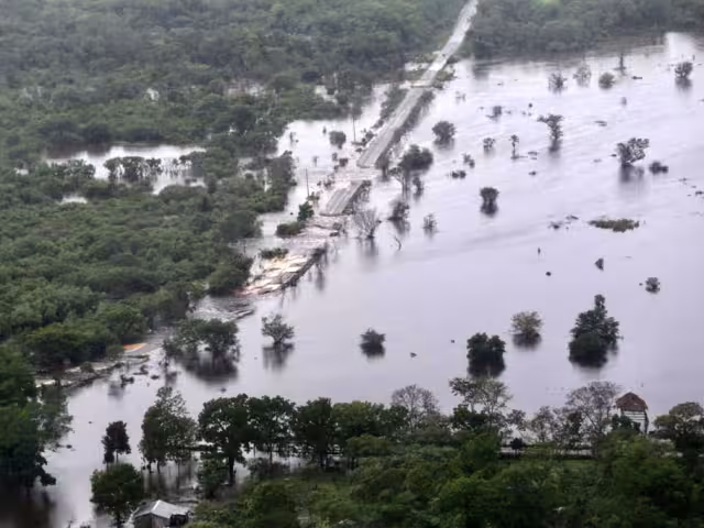 Las condiciones de las carreteras que comunican a varias comunidades hacen casi imposible el cruce seguro de vehículos pequeños, incluso de camiones abastecedores