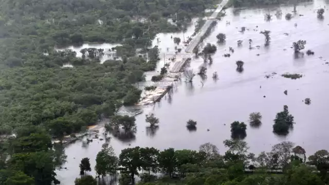 Las condiciones de las carreteras que comunican a varias comunidades hacen casi imposible el cruce seguro de vehículos pequeños, incluso de camiones abastecedores