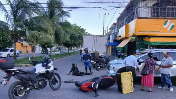 La carambola involucró a dos automóviles y una motocicleta. La carambola involucró a dos automóviles y una motocicleta.