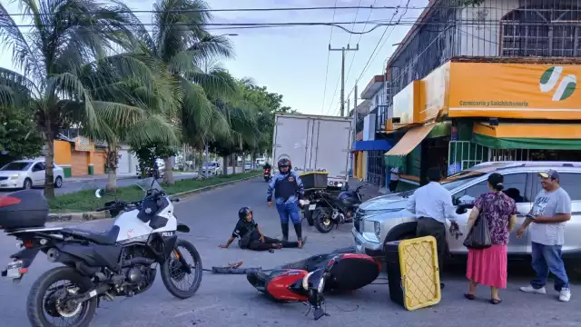La carambola involucró a dos automóviles y una motocicleta.