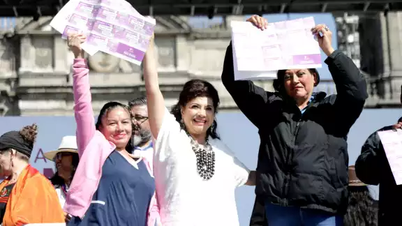 Clara Brugada (centro), Jefa de Gobierno de la CDMX, busca beneficiar a un millón de personas. Clara Brugada (centro), Jefa de Gobierno de la CDMX, busca beneficiar a un millón de personas.