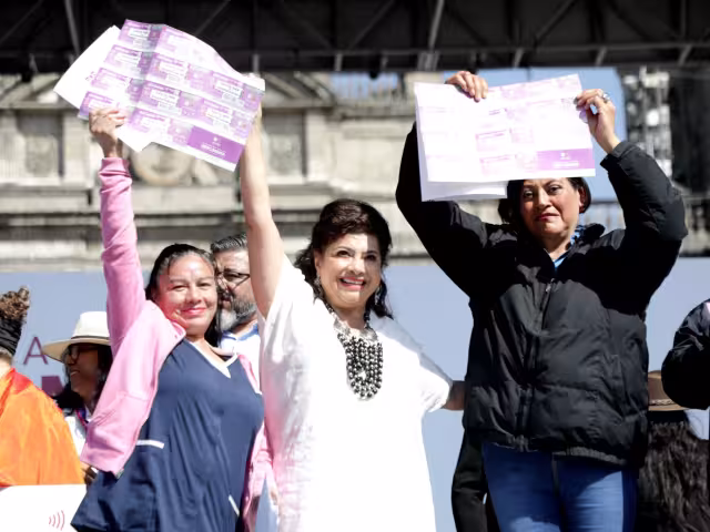 Clara Brugada (centro), Jefa de Gobierno de la CDMX, busca beneficiar a un millón de personas.