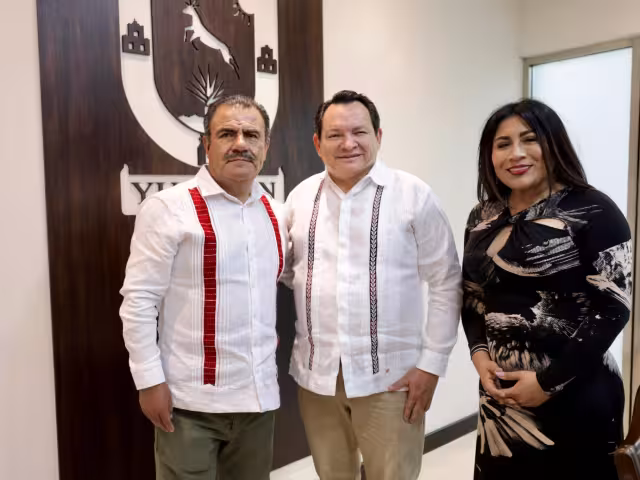 Gobernador de Yucatán entrega certificados en la lucha contra el rezago educativo