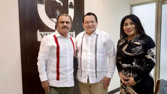 Gobernador de Yucatán entrega certificados en la lucha contra el rezago educativo