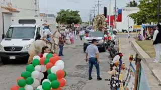 Con jinete y las tradicionales mañanitas, hospital de Campeche celebra a la Virgen de Guadalupe