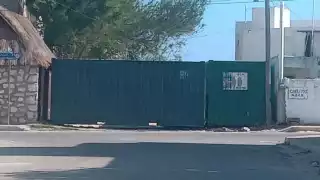 Bloquean con contenedores  acceso a la playa en Progreso:  Policía interviene   