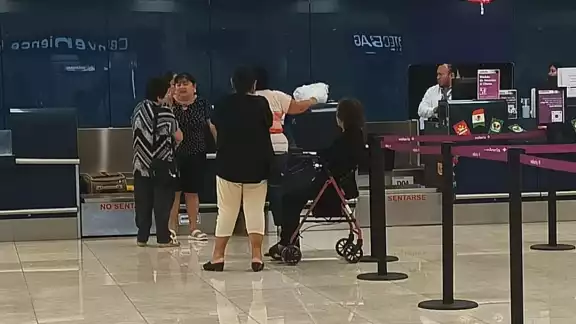La mujer consideró que de alguna manera la discriminaron, al señalar que por ser una persona mayor de 70 años, quizás se le olvidó en otro lado