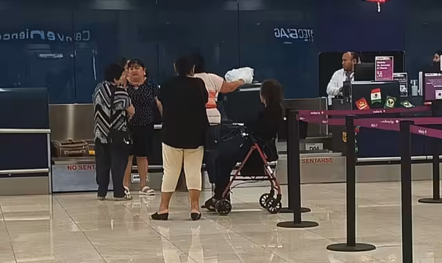 La mujer consideró que de alguna manera la discriminaron, al señalar que por ser una persona mayor de 70 años, quizás se le olvidó en otro lado