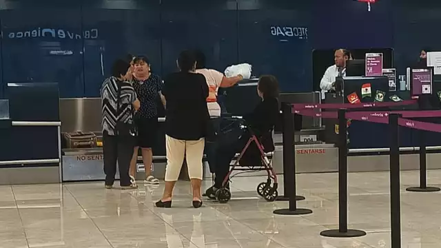 La mujer consideró que de alguna manera la discriminaron, al señalar que por ser una persona mayor de 70 años, quizás se le olvidó en otro lado