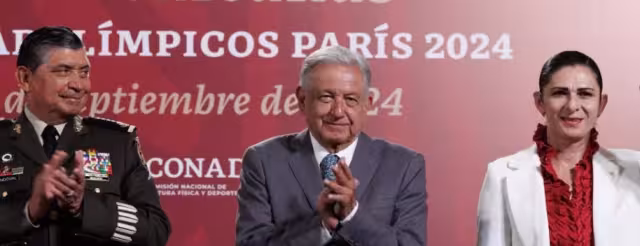 Andrés Manuel López Obrador, presidente de México, acompañado por los titulares de Sedena y la Conade