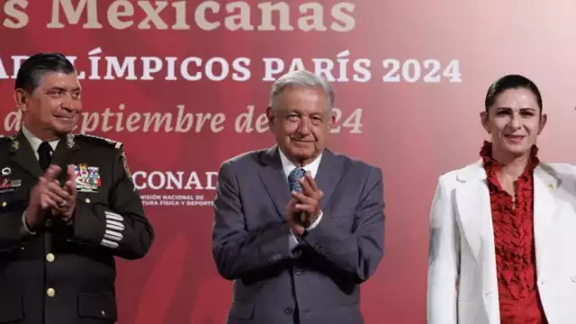 Andrés Manuel López Obrador, presidente de México, acompañado por los titulares de Sedena y la Conade