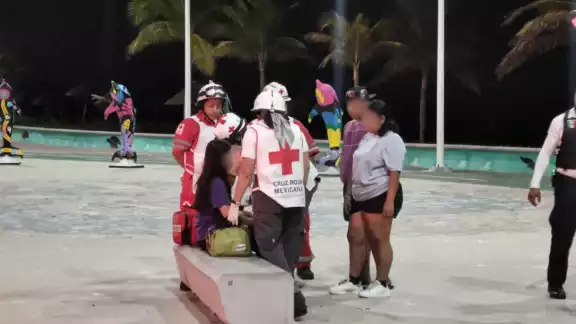 Paramédicos de la Cruz Roja arribaron al lugar para atender a las lesionadas quienes no ameritaron traslado al hospital Paramédicos de la Cruz Roja arribaron al lugar para atender a las lesionadas quienes no ameritaron traslado al hospital