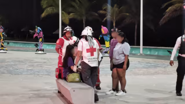 Paramédicos de la Cruz Roja arribaron al lugar para atender a las lesionadas quienes no ameritaron traslado al hospital