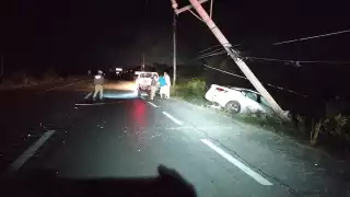 Accidente en Tulum: Conductor se sale de la carretera y termina impactado contra poste de luz
