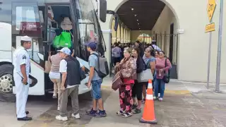 Cientos de pobladores y paseantes hacen fila para conocer el emblemático buque Cuauhtémoc