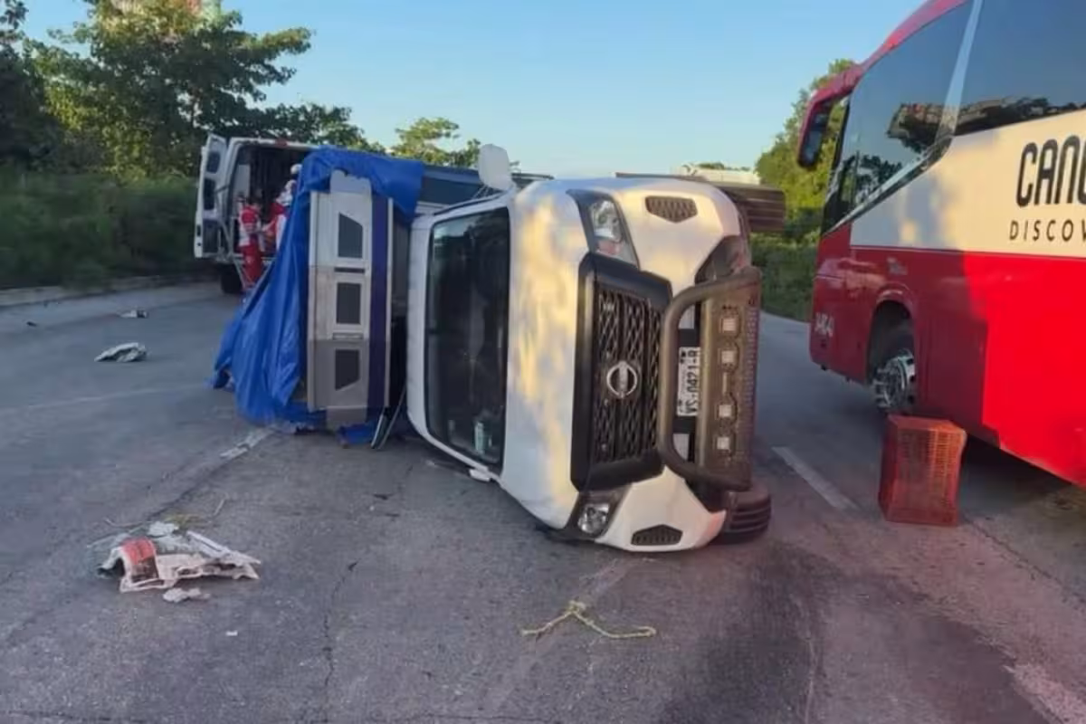 Vuelca camioneta cargada de frutas y verduras sobre la carretera ...