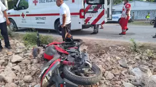 Motociclista sufre fractura al ser impactado por una camioneta en la avenida Lázaro Cárdenas de Felipe Carrillo Puerto