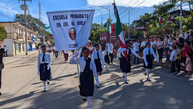 Escuelas de José María Morelos participaron en el desfile conmemorativo de la Independencia de México