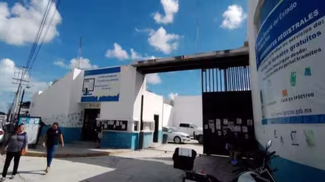 Investigan a agente de policía por conexión a robo de vehículos en Cancún