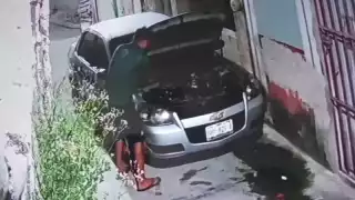 Graban a hombre robando batería de un coche en Campeche