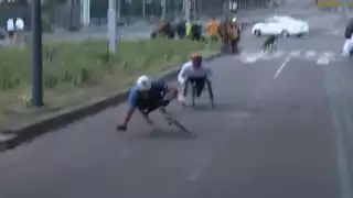 Maratón CDMX 2025: ¡Increíble! Dos corredores en silla de ruedas sufren caída por culpa de un bache